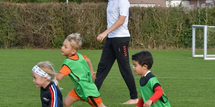 hans kolbeek is terug bij spui en helpt een handje bij de training van zijn vijfjarige zoon Benjamin